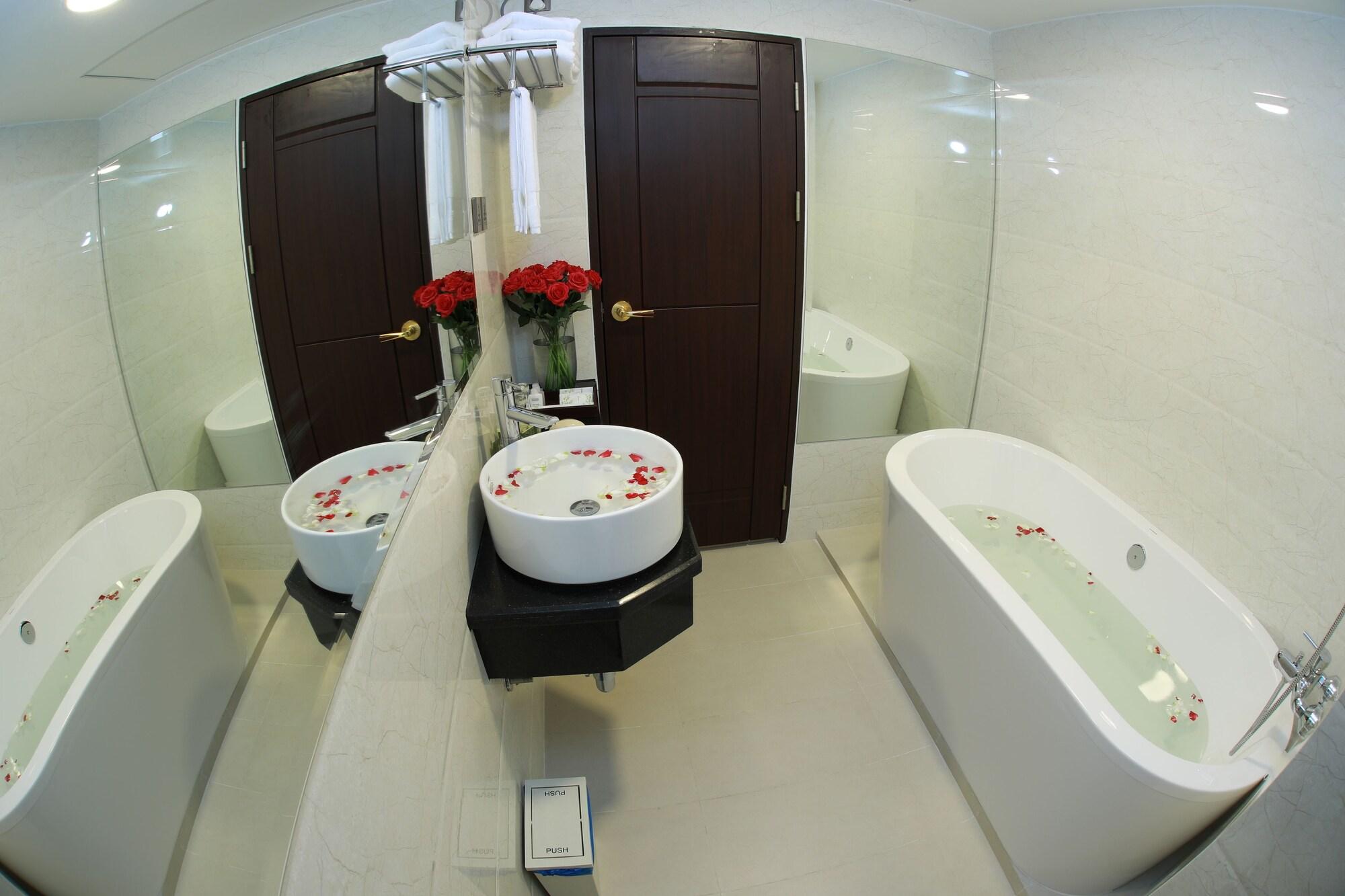 Rose Palace Hotel Янгон Екстериор снимка