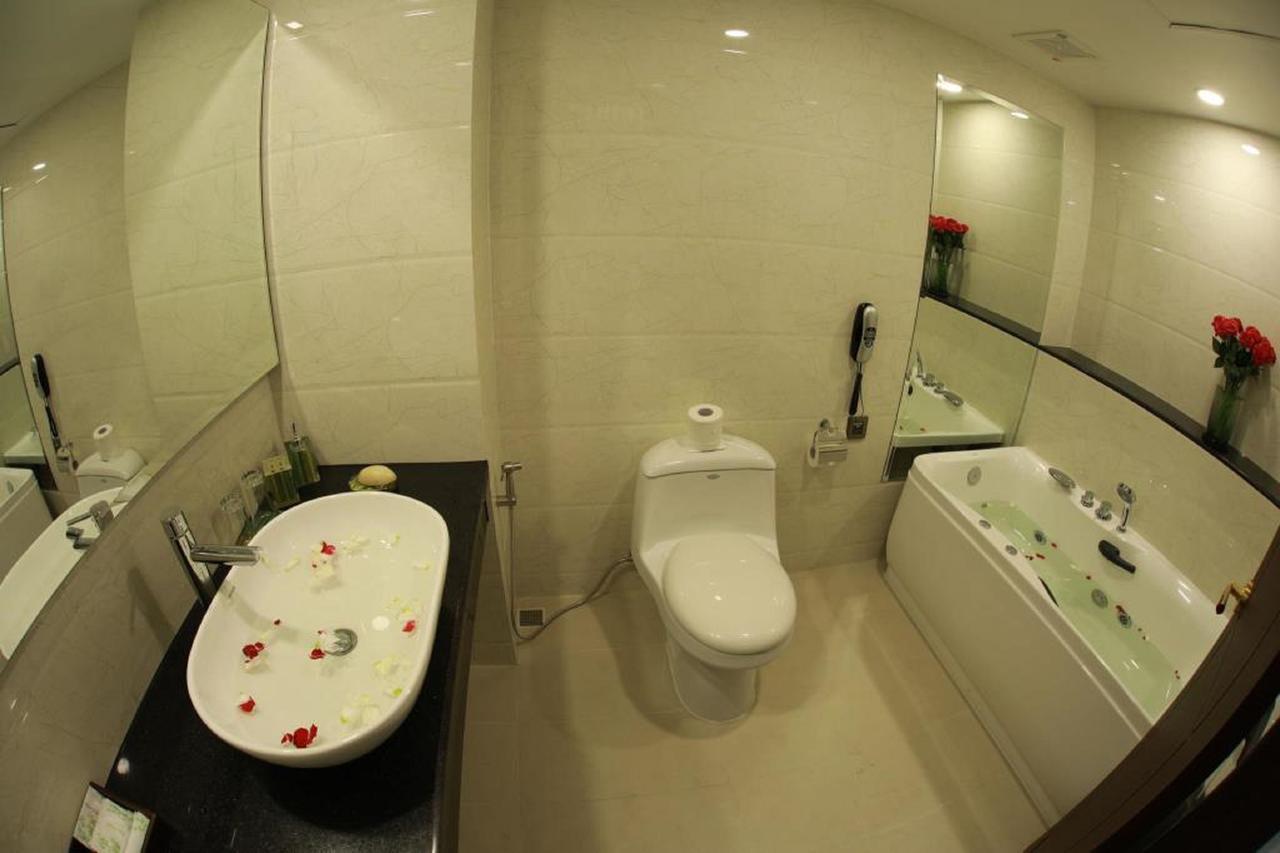 Rose Palace Hotel Янгон Екстериор снимка
