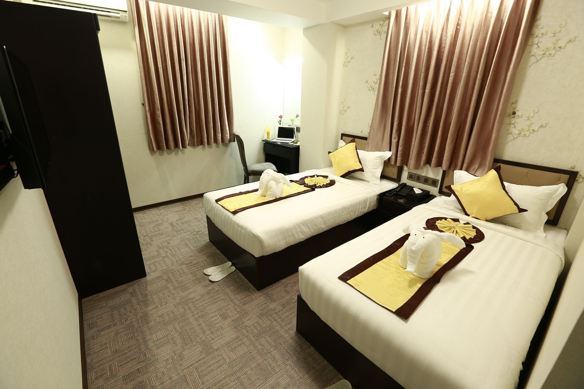 Rose Palace Hotel Янгон Екстериор снимка